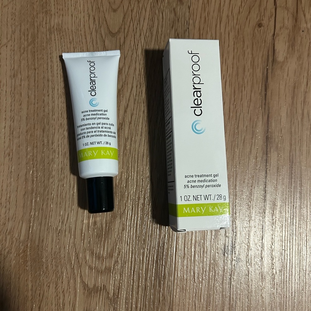 Mary Kay Clearproof Acne Gel with Black and Green Accents
